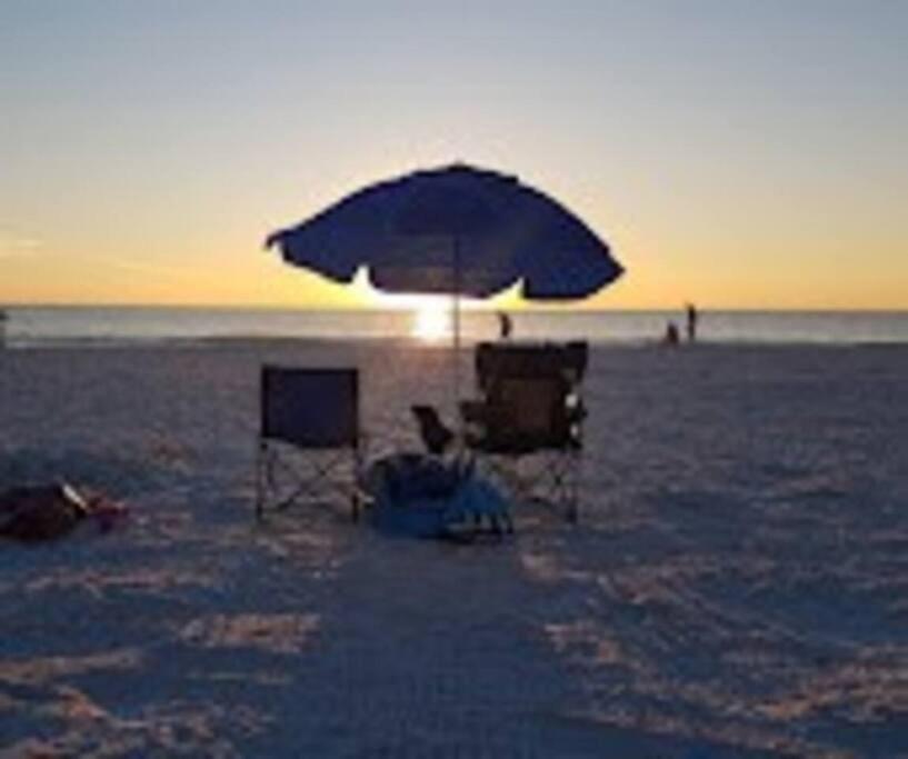 Charming Studio Unit Across From Lido Key Beach Sarasota Bagian luar foto