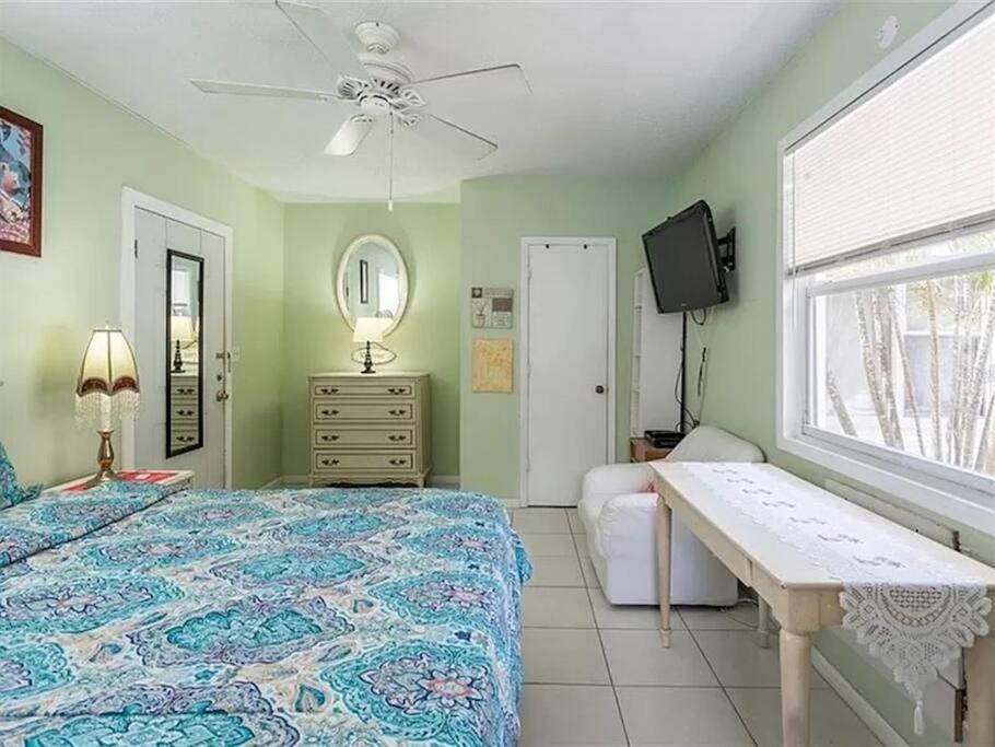 Charming Studio Unit Across From Lido Key Beach Sarasota Bagian luar foto
